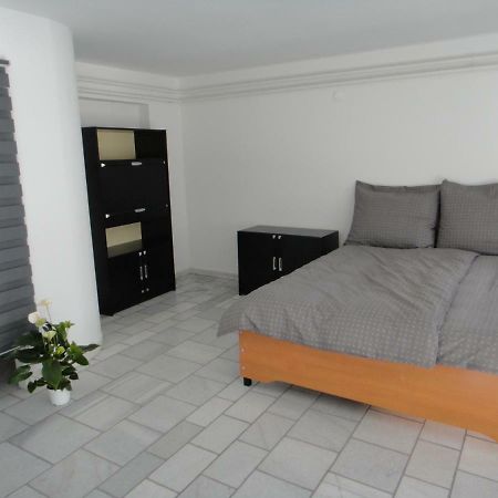Liliom Apartamento Szeged Exterior foto