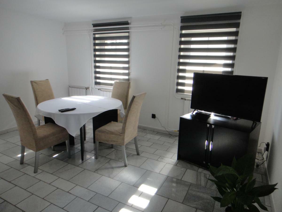 Liliom Apartamento Szeged Exterior foto