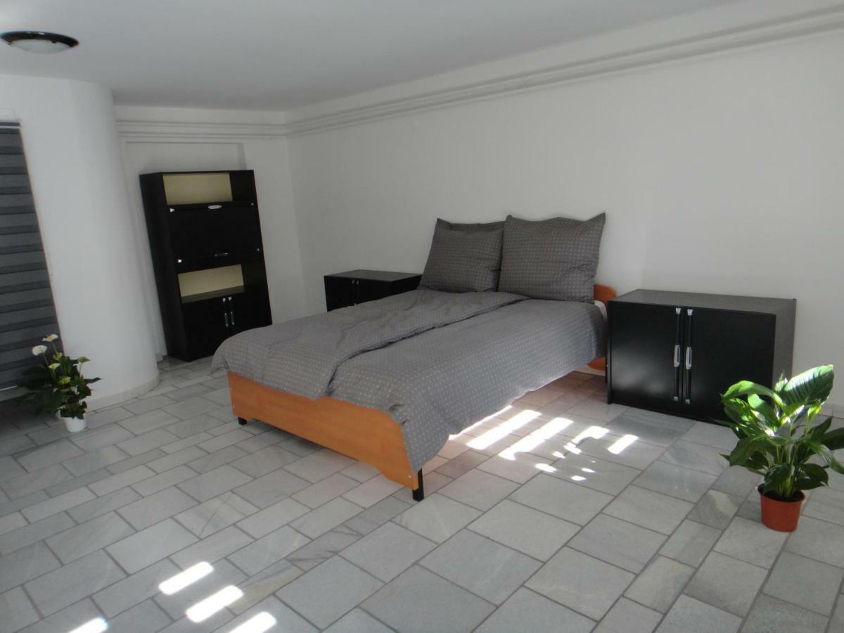 Liliom Apartamento Szeged Exterior foto